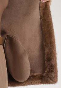 Born2be - Jasnobrązowa Kurtka Futerko z Kapturem i Wiązanym Paskiem Zetara. Okazja: na co dzień, na spacer. Typ kołnierza: kaptur. Kolor: brązowy. Materiał: futro. Styl: klasyczny, casual #7