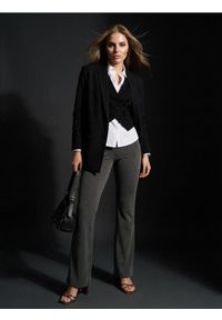 Sinsay - Prążkowane spodnie flare - szary. Kolor: szary. Materiał: prążkowany #1