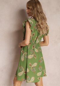 Renee - Zielona Rozkloszowana Sukienka Mini we Wzór Paisley Rachelli. Typ kołnierza: kołnierz z falbankami. Kolor: zielony. Długość rękawa: bez rękawów. Wzór: paisley. Styl: elegancki. Długość: mini #3