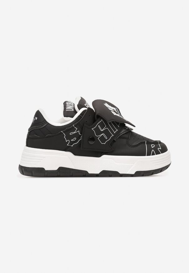 Renee - Czarne Sneakersy na Płaskiej Podeszwie Ozdobione Napisami Griefra. Nosek buta: okrągły. Zapięcie: sznurówki. Kolor: czarny. Materiał: materiał. Wzór: napisy, aplikacja. Obcas: na płaskiej podeszwie. Wysokość obcasa: niski