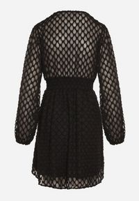 Born2be - Czarna Rozkloszowana Sukienka z Tkaniny Plumeti z Dekoltem w Serek Zeniasa. Okazja: na co dzień. Typ kołnierza: dekolt w serek. Kolor: czarny. Materiał: tkanina. Długość rękawa: długi rękaw. Styl: casual #2