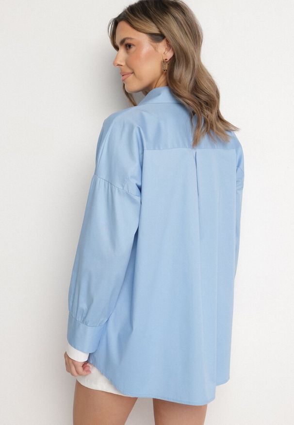 Born2be - Niebieska Klasyczna Koszula z Bawełny o Kroju Oversize Ronavelle. Okazja: na co dzień, na spotkanie biznesowe, do pracy. Typ kołnierza: kołnierzyk klasyczny. Kolor: niebieski. Materiał: bawełna. Długość rękawa: długi rękaw. Długość: długie. Wzór: aplikacja. Styl: klasyczny