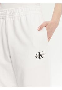 Calvin Klein Jeans Spodnie dresowe Monologo LV047B235G Biały Regular Fit. Kolor: biały. Materiał: bawełna #5