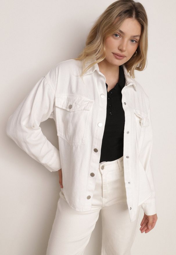 Born2be - Biała Bawełniana Kurtka Jeansowa o Koszulowym Kroju na Napy Yrelola. Okazja: na co dzień, do pracy. Kolor: biały. Materiał: jeans, bawełna. Długość: długie. Styl: casual, klasyczny