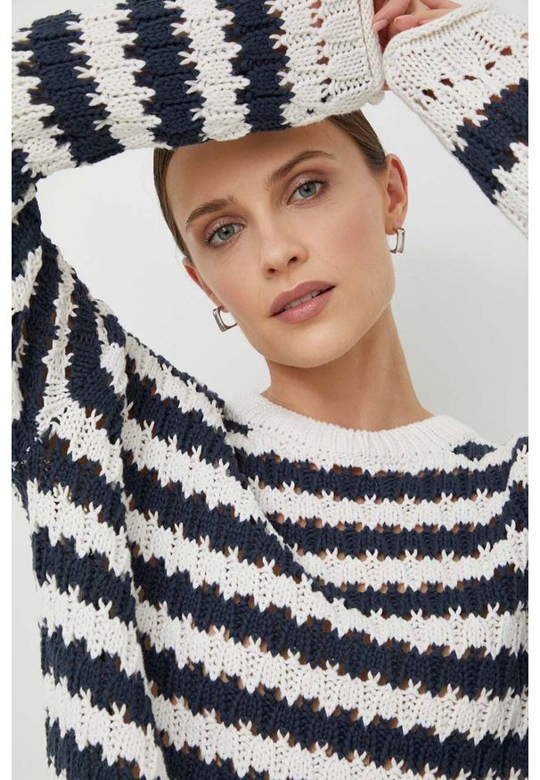 Answear Lab sweter damski kolor czarny. Kolor: czarny. Materiał: dzianina. Wzór: ze splotem. Styl: wakacyjny