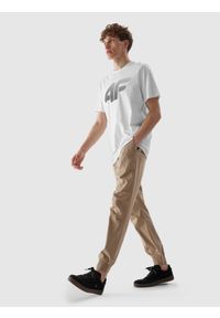 4f - Spodnie casual joggery męskie. Okazja: na co dzień. Kolor: beżowy. Materiał: elastan, tkanina, bawełna. Styl: casual