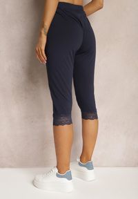 Renee - Granatowe Spodnie z Bawełny o Długości 3/4 Legginsy Abiknia. Okazja: na co dzień. Kolekcja: plus size. Kolor: niebieski. Materiał: bawełna. Wzór: aplikacja. Styl: elegancki, casual #4