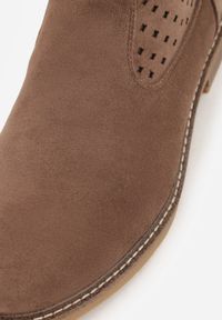 Born2be - Jasnobrązowe Płaskie Botki Sztyblety z Ażurowym Wzorem ze Skórzaną Wkładką Terisina. Okazja: na co dzień. Kolor: brązowy. Materiał: skóra. Wzór: ażurowy. Obcas: na obcasie. Styl: casual, elegancki. Wysokość obcasa: niski #8