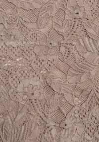 Born2be - Brązowa Koronkowa Bluzka z Falbanką i Rozszerzanymi Rękawami Nelaetia. Typ kołnierza: kołnierz z falbankami. Kolor: brązowy. Materiał: koronka. Wzór: koronka. Styl: elegancki, klasyczny #5