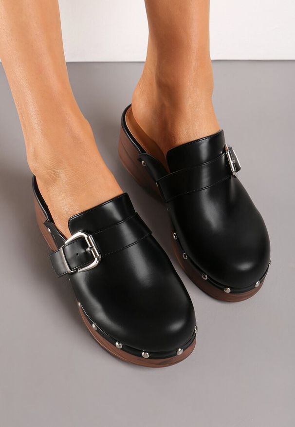 Renee - Czarne Klapki Typu Chodaki z Ozdobnymi Nitami i Klamrą Osmeria. Kolor: czarny. Wzór: aplikacja. Obcas: na obcasie. Styl: elegancki, retro. Wysokość obcasa: średni