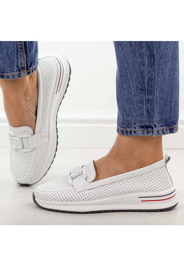 Białe ażurowane skórzane półbuty damskie T.Sokolski w26-604. Nosek buta: okrągły. Kolor: biały. Materiał: skóra. Szerokość cholewki: normalna. Wzór: ażurowy, aplikacja. Sezon: wiosna, jesień, lato. Styl: elegancki, klasyczny