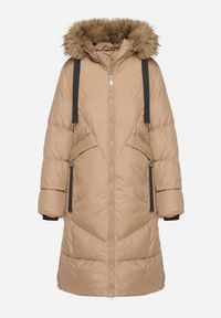 Born2be - Ciemnobeżowa Pikowana Kurtka z Kapturem z Futrem i Ozdobnymi Taśmami Lendria. Okazja: na spacer. Typ kołnierza: kaptur. Kolor: beżowy. Materiał: futro #4