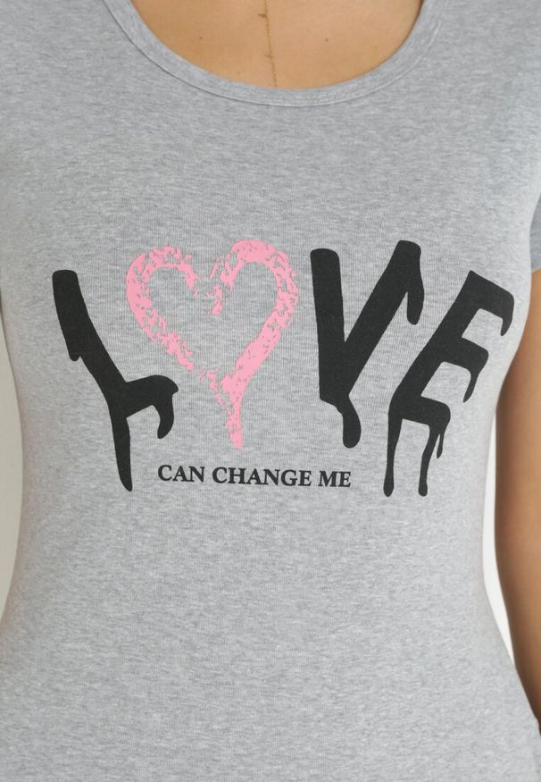 Born2be - Szara Bawełniana Sukienka T-shirtowa z Napisem Avera. Kolor: szary. Materiał: bawełna. Długość rękawa: krótki rękaw. Wzór: napisy