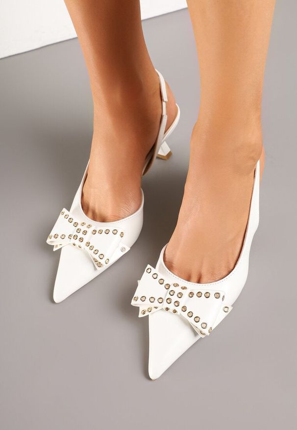 Renee - Białe Sandały Slingback na Kaczuszce Zdobione Kokardą z Nitami Rizonna. Okazja: na co dzień. Kolor: biały. Wzór: aplikacja. Obcas: na szpilce. Styl: elegancki, casual, klasyczny. Wysokość obcasa: średni