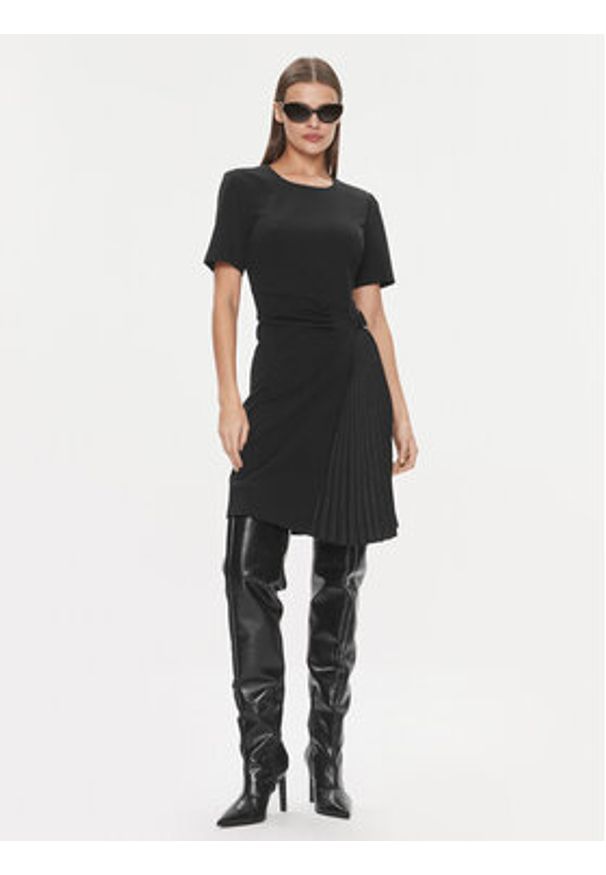 DKNY Sukienka codzienna DD3K1461 Czarny Regular Fit. Okazja: na co dzień. Kolor: czarny. Materiał: syntetyk. Typ sukienki: proste. Styl: casual