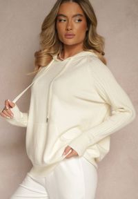 Renee - Jasnobeżowy Sweter z Wiskozą i Kaszmirem oraz z Kapturem Nerolin. Okazja: na co dzień, na spacer. Typ kołnierza: kaptur. Kolor: beżowy. Materiał: kaszmir, wiskoza. Styl: casual, elegancki