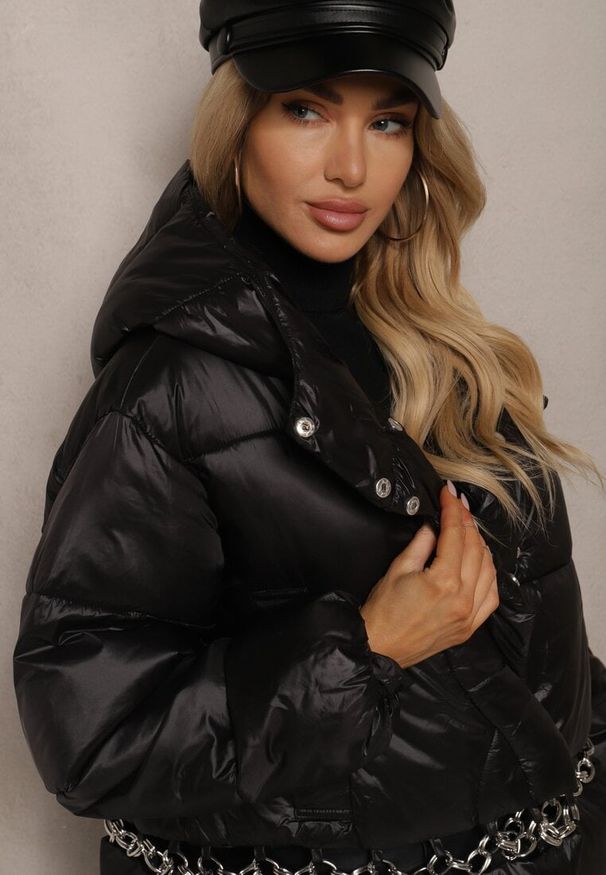 Renee - Czarna Casualowa Kurtka z Pikowanymi Przeszyciami Kapturem i Kieszeniami Tinnetia. Okazja: na co dzień. Kolor: czarny. Materiał: jeans, tkanina. Sezon: zima, jesień. Styl: casual