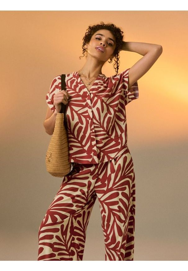 Sinsay - Wiskozowe spodnie wide leg z abstrakcyjnym wzorem - żółty. Kolor: żółty