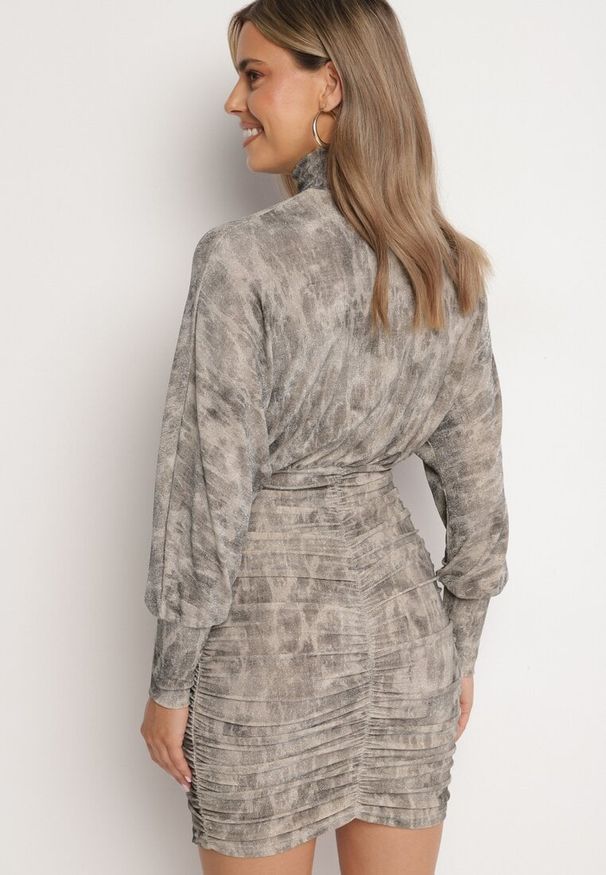 Born2be - Beżowa Sukienka z Wiskozą o Nietoperzowych Rękawach ze Stójką i Marszczonym Dołem Riattina. Okazja: na co dzień, na randkę, na imprezę. Typ kołnierza: kołnierzyk stójkowy. Kolor: beżowy. Materiał: wiskoza. Typ sukienki: proste, oversize. Styl: wizytowy, klasyczny, casual, elegancki