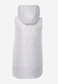 Born2be - Biała Pikowana Kamizelka o Długim Kroju z Nieodpinanym Kapturem i Aplikacją Koretes. Okazja: na co dzień. Kolor: biały. Materiał: prążkowany, poliester. Długość: długie. Wzór: aplikacja. Styl: casual #6