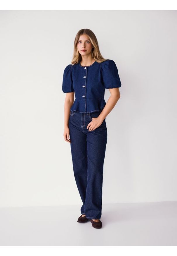 Reserved - Jeansowa bluzka z baskinką - granatowy. Kolor: niebieski. Materiał: jeans