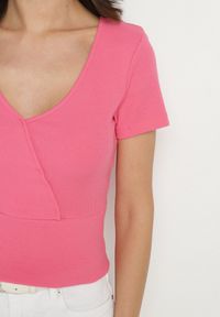 Born2be - Różowy Prążkowany T-shirt z Bawełny z Dekoltem w Serek Filunira. Okazja: na co dzień. Typ kołnierza: dekolt w serek. Kolor: różowy. Materiał: bawełna, prążkowany. Styl: elegancki, casual #3
