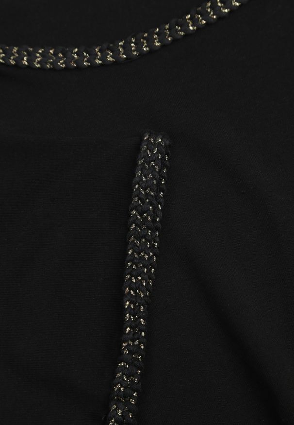 Renee - Czarny Gładki T-shirt Bawełniany z Ozdobnymi Lamówkami z Warkoczowego Splotu Thalia. Kolor: czarny. Materiał: bawełna. Wzór: gładki, ze splotem
