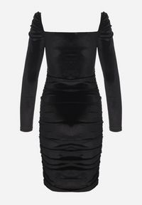 Born2be - Czarna Dopasowana Welurowa Sukienka Ozdobiona Marszczeniem Sopaliae. Kolor: czarny. Materiał: welur. Długość rękawa: długi rękaw. Wzór: aplikacja. Styl: klasyczny #2