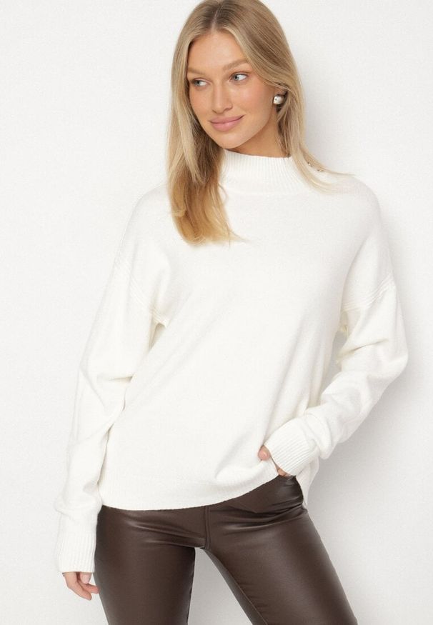 Born2be - Biały Golf z Metalicznymi Guzikami Aderlia. Okazja: na co dzień, do pracy, na spotkanie biznesowe. Typ kołnierza: golf. Kolor: biały. Materiał: jeans. Styl: biznesowy, klasyczny, casual, elegancki