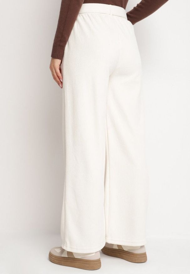 Born2be - Białe Szerokie Sztruksowe Spodnie z Wysokim Stanem i Materiałowy Paskiem Omerin. Okazja: na co dzień. Stan: podwyższony. Kolor: biały. Materiał: sztruks, materiał. Styl: wizytowy, casual, elegancki