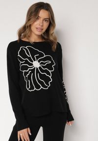 Born2be - Czarny Sweter Ozdobiony Haftowanymi Kwiatami Halatusea. Okazja: na co dzień. Kolor: czarny. Materiał: jeans. Wzór: kwiaty, aplikacja, haft. Styl: klasyczny, casual #5