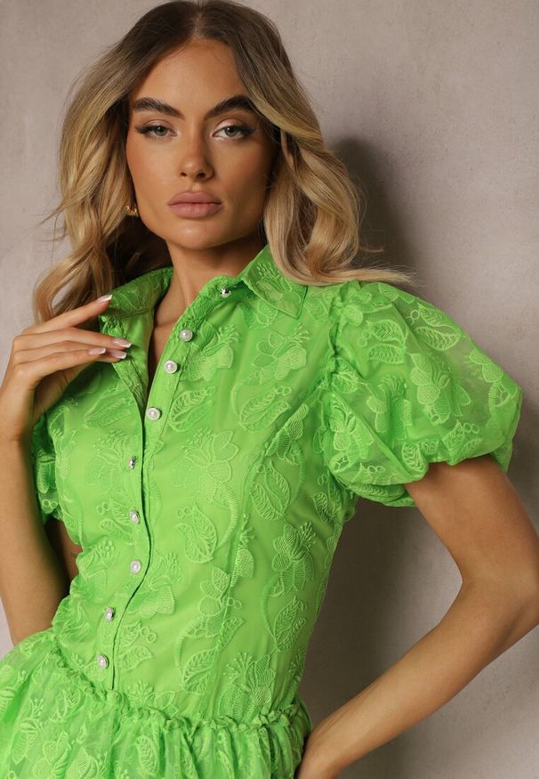 Renee - Zielona Sukienka Mini z Bufiastymi Rękawami i Guzikami Ozdobiona Kwiatową Koronką Eia. Kolor: zielony. Materiał: koronka. Wzór: aplikacja, koronka, kwiaty. Długość: mini
