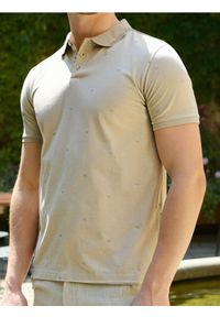 Sinsay - Koszulka polo z nadrukiem all over - beżowy. Typ kołnierza: polo. Kolor: beżowy. Wzór: nadruk #1