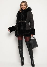 Born2be - Czarna Taliowana Kurtka z Paskiem Kapturem i Ozdobnym Futrem Rainaria. Okazja: na co dzień, do pracy, na spotkanie biznesowe. Kolor: czarny. Materiał: futro. Styl: biznesowy, casual, retro, elegancki #2