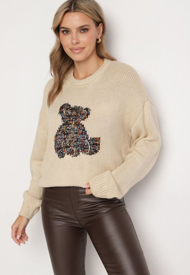 Born2be - Beżowy Sweter z Wiskozy Ozdobiony Misiem i Cekinami Lilimi. Okazja: na co dzień. Kolor: beżowy. Materiał: wiskoza. Długość rękawa: długi rękaw. Długość: długie. Wzór: aplikacja. Styl: casual, klasyczny, elegancki