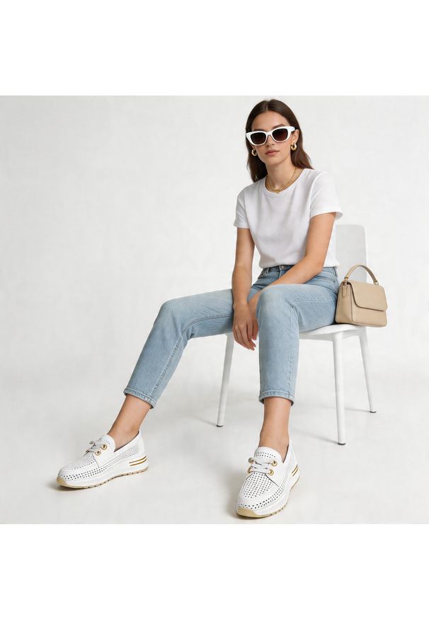 Półbuty damskie Artiker, cholewka ze skóry naturalnej ażurowe na płaskiej podeszwie, białe, 58C0484. Okazja: na co dzień. Kolor: biały. Materiał: skóra. Szerokość cholewki: normalna. Wzór: ażurowy. Obcas: na płaskiej podeszwie. Styl: elegancki, casual