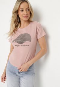 Born2be - Różowy T-shirt z Bawełny z Nadrukiem Czapki i Cyrkoniami Penilna. Okazja: na co dzień. Kolor: różowy. Materiał: bawełna. Wzór: nadruk. Styl: klasyczny, casual