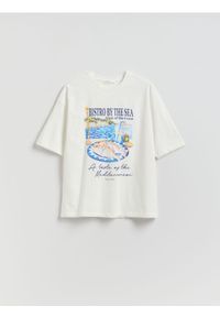 Reserved - T-shirt z nadrukiem - złamana biel. Materiał: dzianina, bawełna. Wzór: nadruk #1