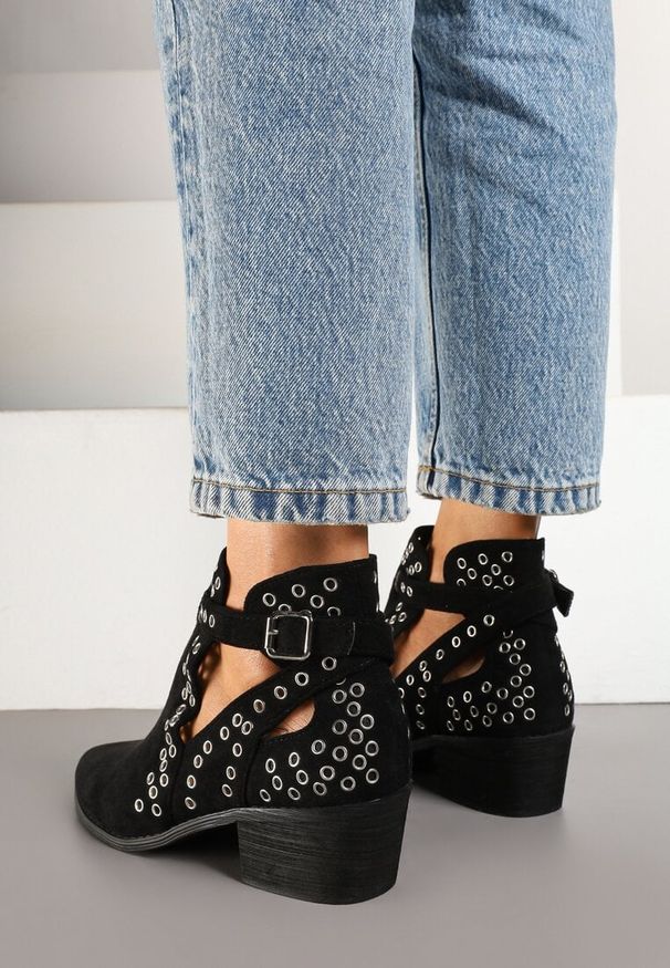 Born2be - Czarne Botki na Obcasie w Stylu Kowbojek z Wycięciem i Nitami Eleavira. Okazja: na co dzień. Kolor: czarny. Materiał: jeans. Obcas: na obcasie. Styl: casual, elegancki. Wysokość obcasa: średni