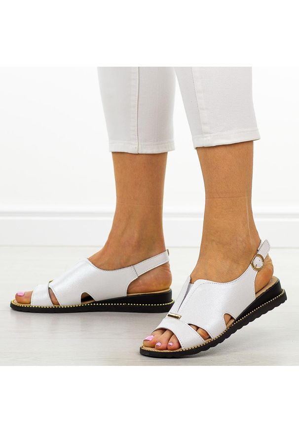 Białe skórzane sandały damskie na koturnie Filippo Ds4470/26. Okazja: na co dzień, na spacer, na imprezę. Kolor: biały. Materiał: skóra. Sezon: wiosna, lato. Obcas: na koturnie. Styl: elegancki, klasyczny, wakacyjny, casual