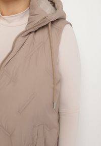 Born2be - Jasnobeżowa Pikowana Kamizelka z Kapturem i Kieszeniami Esarivie. Okazja: na spacer. Typ kołnierza: kaptur. Kolekcja: plus size. Kolor: beżowy. Materiał: jeans #6