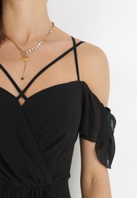 Born2be - Czarna Maxi Sukienka o Rozkloszowanym Fasonie na Cienkich Skrzyżowanych Ramiączkach Hendina. Okazja: na ślub cywilny, na imprezę, na wesele. Typ kołnierza: dekolt hiszpanka. Kolor: czarny. Długość rękawa: na ramiączkach. Typ sukienki: rozkloszowane. Długość: maxi
