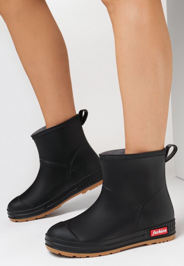 Born2be - Czarne Kalosze Melenope. Okazja: na co dzień. Wysokość cholewki: za kostkę. Nosek buta: okrągły. Kolor: czarny. Materiał: guma. Szerokość cholewki: szeroka. Wzór: napisy, kolorowy, jednolity, gładki. Styl: casual