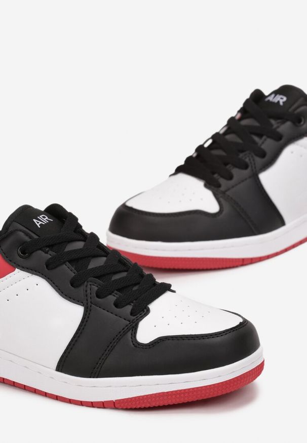 Born2be - Biało-Czerwone Sznurowane Buty Sportowe Przed Kostkę z Perforacją Reemtirs. Wysokość cholewki: przed kostkę. Nosek buta: okrągły. Zapięcie: sznurówki. Kolor: biały. Materiał: materiał. Obcas: na obcasie. Wysokość obcasa: niski