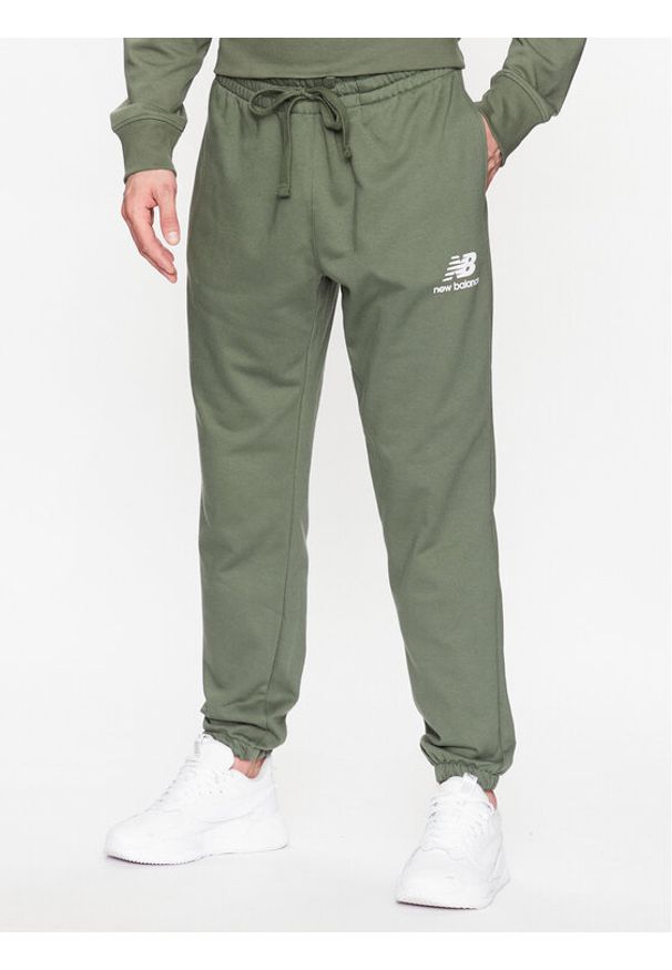 New Balance Spodnie dresowe MP31539 Zielony Regular Fit. Kolor: zielony. Materiał: syntetyk, dresówka, bawełna
