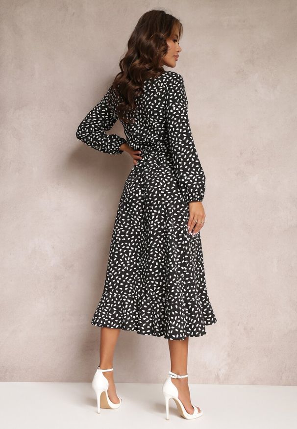 Renee - Czarna Kopertowa Sukienka Midi z Falbankami i Wzorem w Kropki Averyterry. Typ kołnierza: kołnierz z falbankami. Kolor: czarny. Wzór: kropki. Typ sukienki: kopertowe. Długość: midi