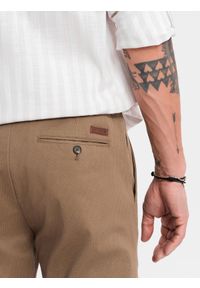Ombre Clothing - Męskie spodnie chino REGULAR FIT z delikatną strukturą – ciemnobeżowe V2 - Rozmiar: L. Okazja: na co dzień. Kolor: beżowy. Materiał: tkanina, elastan, bawełna. Styl: klasyczny, casual #4