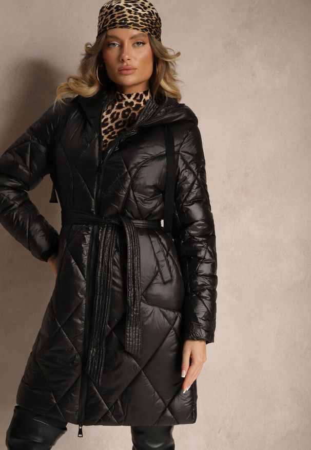 Renee - Czarna Długa Kurtka o Pikowanym Wykończeniu Wiązana w Talii z Kapturem Parinka. Okazja: na co dzień. Typ kołnierza: kaptur. Kolor: czarny. Długość: długie. Styl: casual