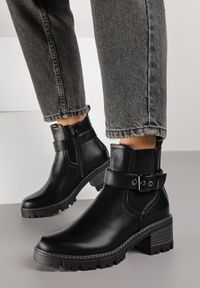 Born2be - Czarne Botki Sztyblety do Kostki na Niskim Słupku Zdobione Paskiem z Klamerką Larteme. Okazja: na co dzień. Zapięcie: pasek. Kolor: czarny. Materiał: jeans. Wzór: aplikacja. Obcas: na słupku. Styl: casual