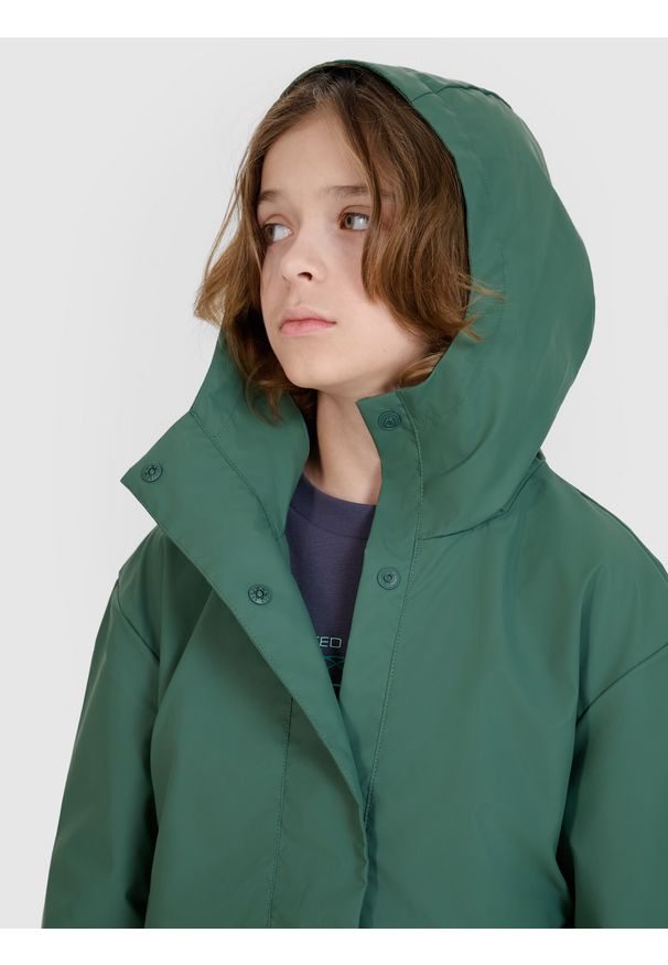 4f - 4F Kurtka przejściowa przeciwdeszczowa z gumową powłoką dziecięca - zielona 122 (6-7 lat). Okazja: na co dzień. Typ kołnierza: kaptur. Kolor: zielony. Materiał: guma. Wzór: gładki. Sezon: lato. Styl: sportowy, klasyczny, casual